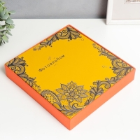 Фотоальбом на 100 фото 10х15 см "Чёрные графичные цветы на жёлтом" в коробке 23х4х22 см