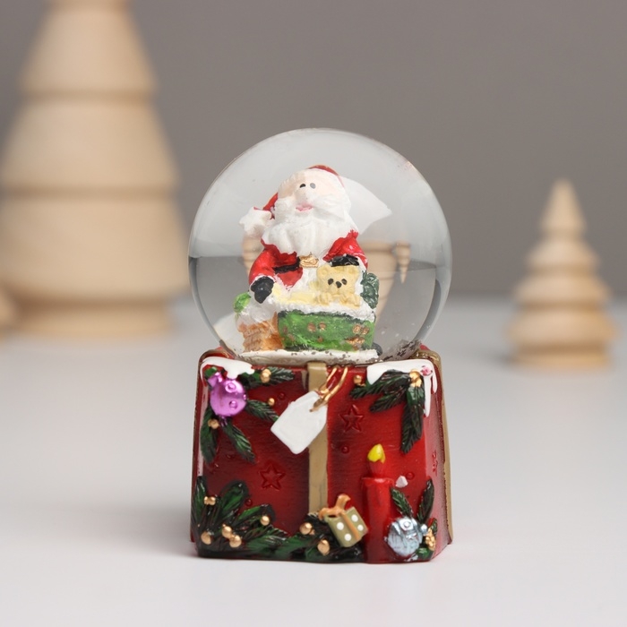 Сувенир полистоун водяной шар свет Сувенир полистоун водяной шар свет "Дед Мороз со списком подарков" МИКС 4,7х4,5х7 см