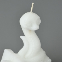 Новый год 2025! Свеча интерьерная &laquo;Новогодняя коллекция: Змейка с подарком&raquo;, белая 77 х 61 х 35