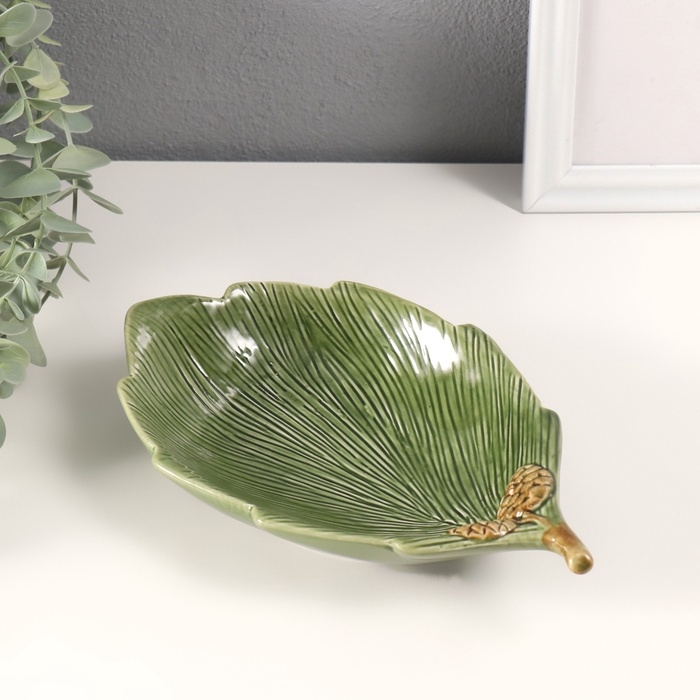 Сувенир керамика подставка Сувенир керамика подставка "Лист с двумя шишками" зеленый 21,7х13,5х4 см