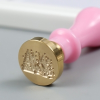 Печать для сургуча с пластиковой ручкой "Домик в зимнем лесу" 2,5х2,5 см Печать для сургуча с пластиковой ручкой "Домик в зимнем лесу" 2,5х2,5 см