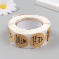 Наклейка бумага "Крафт. Тортик. День рождения" d=2,5 см 500 шт в рулоне 3х6,5х6,5 см Наклейка бумага "Крафт. Тортик. День рождения" d=2,5 см 500 шт в рулоне 3х6,5х6,5 см