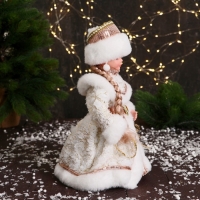 Снегурочка "В шубке с пайетками и косой" двигается, 30 см, бежево-белый Снегурочка "В шубке с пайетками и косой" двигается, 30 см, бежево-белый