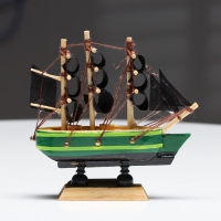 Корабль «Дункан», 10х3х10 см, зеленый корпус, черные паруса Корабль «Дункан», 10х3х10 см, зеленый корпус, черные паруса