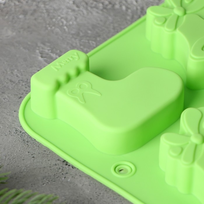 Форма для выпечки новогодняя Доляна &laquo;Новый год. Колокольчики и сапожок&raquo;, силикон, 25,5&times;17 см, 6 ячеек, цвет зелёный