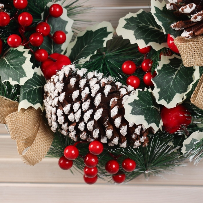 Венок новогодний d-40 см "Лесной фестиваль" листочки ягоды шишки