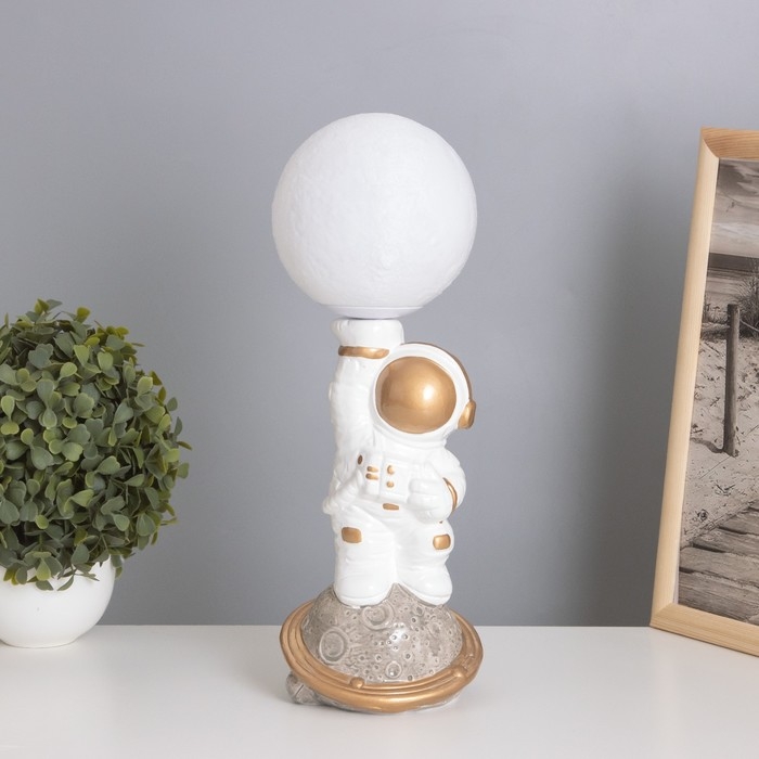 Лампа настольная Лампа настольная "Космонавт с луной" 1х40Вт Е14 белый/золото 12,5х12,5х33см