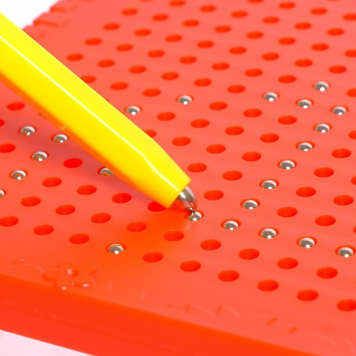 Планшет обучающий «Магнитное рисование», цвет красный, 375 отверстий Планшет обучающий «Магнитное рисование», цвет красный, 375 отверстий