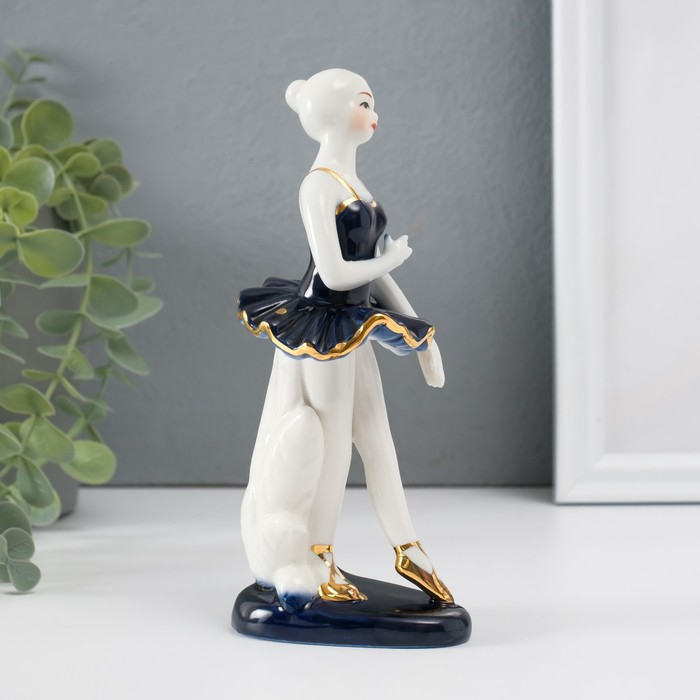 Сувенир керамика под фарфор "Балерина у станка" кобальт 16х7х8 см