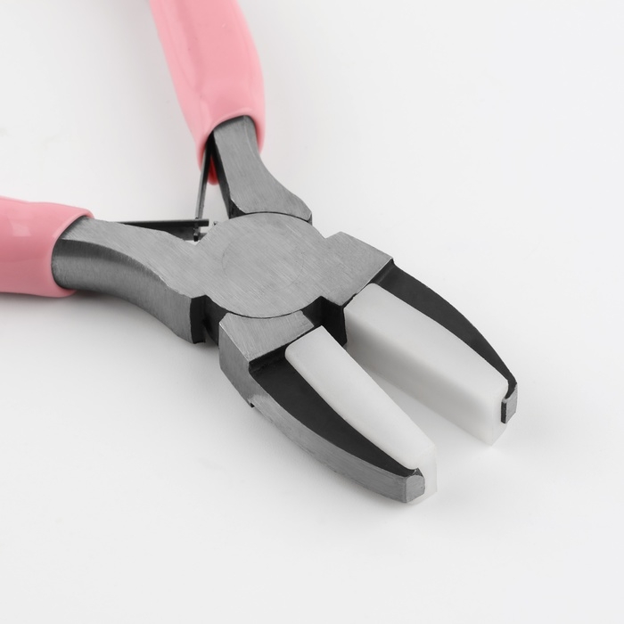 Плоскогубцы с нейлоновыми насадками, для рукоделия, 14 × 6,5 см, цвет серебряный/розовый Плоскогубцы с нейлоновыми насадками, для рукоделия, 14 × 6,5 см, цвет серебряный/розовый