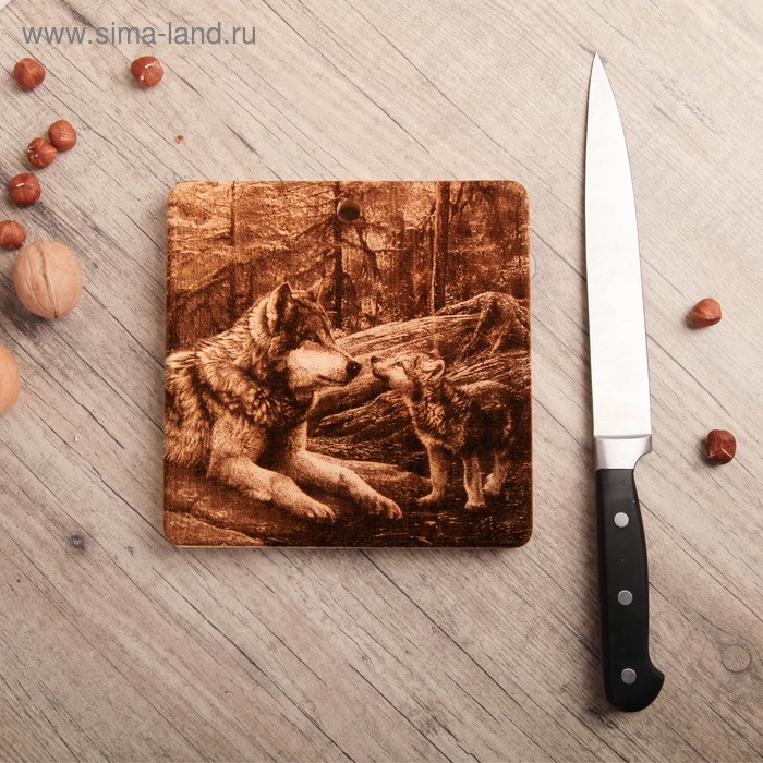 Доска из массива кедра &laquo;Волки&raquo;, квадратная, 18 &times; 18 см