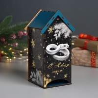 Новогодний чайный домик "Змея. С НГ" 20х10,5х10 см Новогодний чайный домик "Змея. С НГ" 20х10,5х10 см