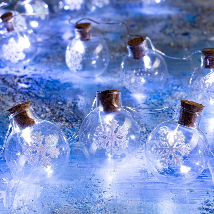 Гирлянда &laquo;Нить&raquo; 1.6 м с насадками &laquo;Шарики со снежинкой&raquo;, IP20, серебристая нить, 15 LED, батарейки ААх2 (нет в комплекте), свечение белое