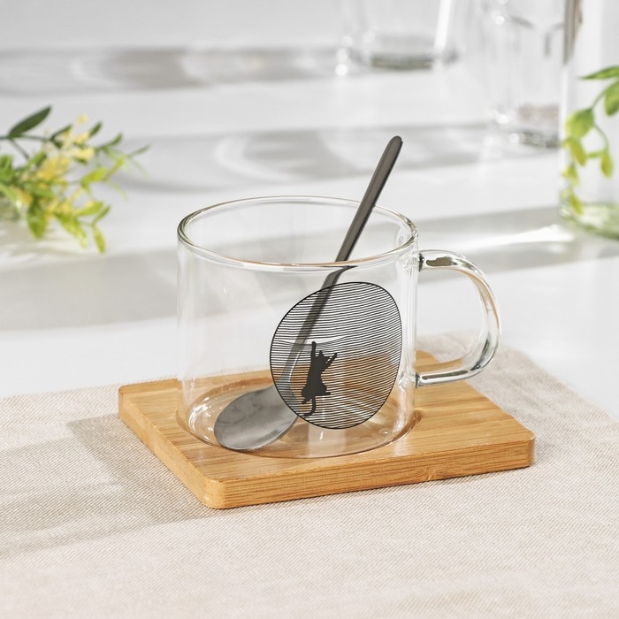 Кружка стеклянная с ложкой на деревянной подставке «Котик», 300 мл, рисунок МИКС Кружка стеклянная с ложкой на деревянной подставке «Котик», 300 мл, рисунок МИКС