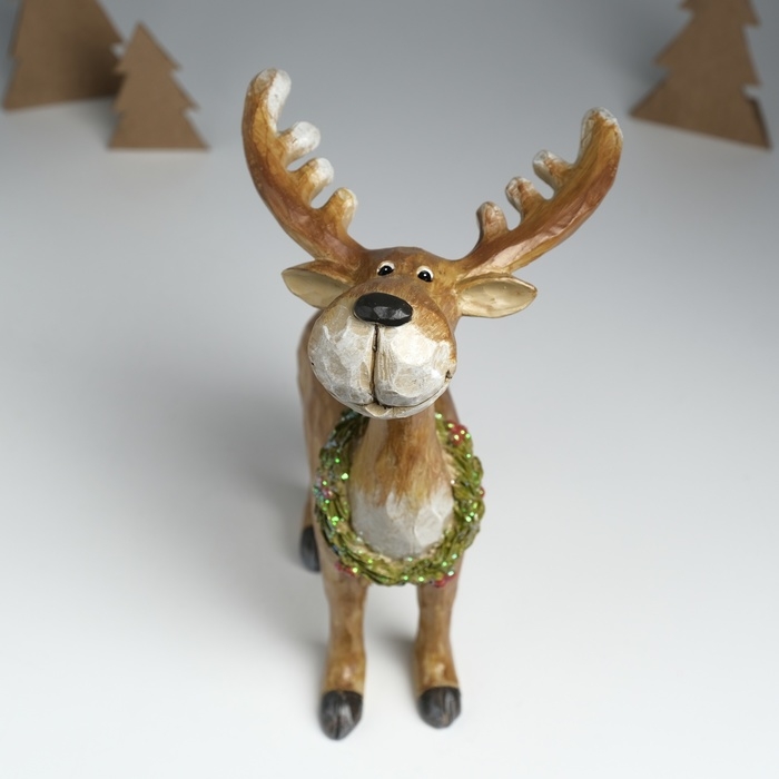 Сувенир полистоун Сувенир полистоун "Важный лось в еловом венке с ягодками" стоит 16,5х10х25 см