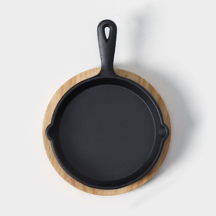 Сковорода чугунная &laquo;Авиньон&raquo;, 21,5&times;15,5&times;2,5 см, с 2 сливами, на деревянной подставке