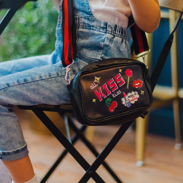 Сумка детская для девочки Kiss, искусственная кожа, на ремешке, чёрная, 18х6х11 см Сумка детская для девочки Kiss, искусственная кожа, на ремешке, чёрная, 18х6х11 см
