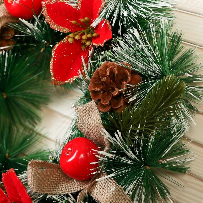 Венок новогодний d- 26 см "Уютная сказка" алые цветы шишки