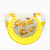 Набор: Соска - пустышка с держателем «Цветы», ортодонтическая, +6 мес, цвет желтый Набор: Соска - пустышка с держателем «Цветы», ортодонтическая, +6 мес, цвет желтый