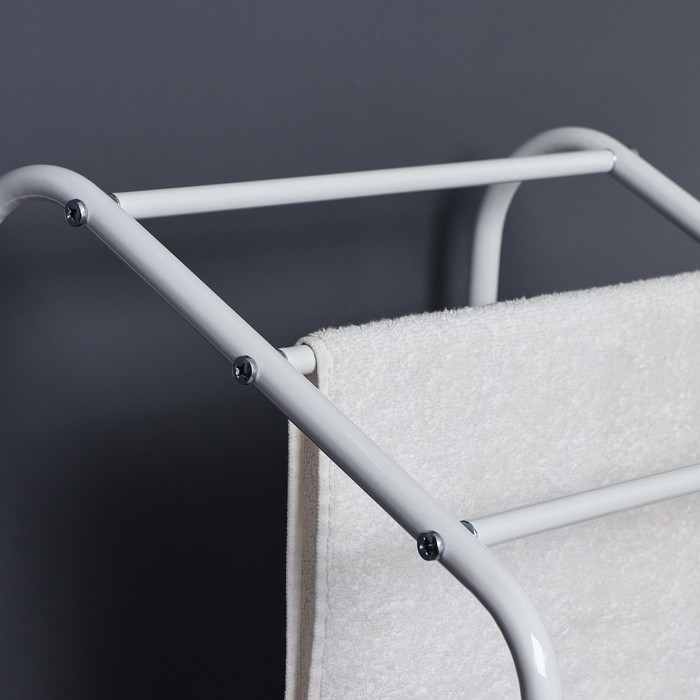 Стеллаж с корзиной для белья и перекладинами, 2-х ярусный, объем корзины 45 л, 38&times;35&times;160 см, цвет белый