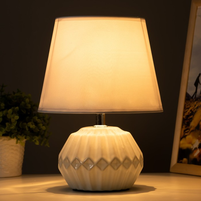 Лампа настольная "Фавия" 1х40Вт Е14 белый 20х20х28 см RISALUX