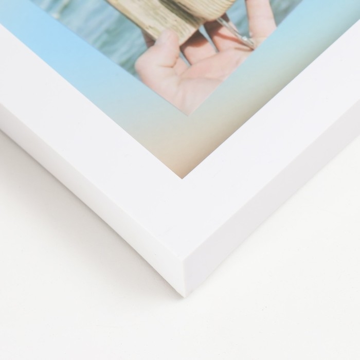 Фоторамка пластик на 4 фото 10х15 см Фоторамка пластик на 4 фото 10х15 см "Дом. Северное сияние" с прищепками белая 64х27 см