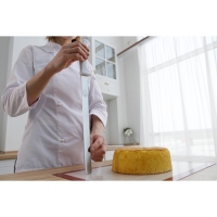 Нож для бисквита, мелкие зубчики, ручка пластик, рабочая поверхность 29,5 см, толщина лезвия 1,9 мм, цвет белый