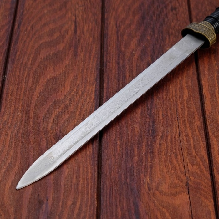 Сувенирный меч, прямой с резьбой по лезвию, ножны пустыня, 3 вставки металл, 40см Сувенирный меч, прямой с резьбой по лезвию, ножны пустыня, 3 вставки металл, 40см