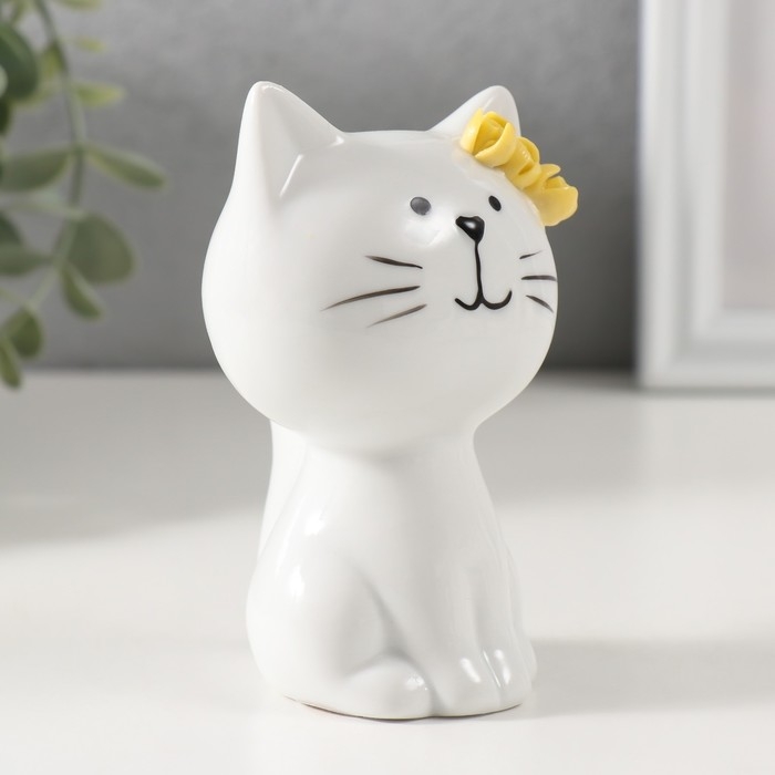 Сувенир керамика "Котик белый с жёлтыми цветочками на ушке, сидит" 7,2х6,5х10,3 см