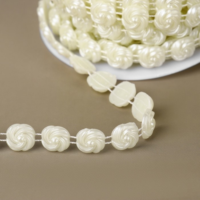 Жемчуг на нитях, плоский, 10 мм, 9 &plusmn; 1 м, цвет молочный