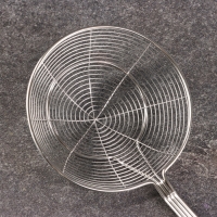 Дуршлаг-сито с деревянной ручкой 39см, диаметр13см, глубина 4,5см Дуршлаг-сито с деревянной ручкой 39см, диаметр13см, глубина 4,5см