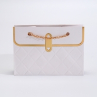 Пакет для цветов, ручка цепь, "Белый", с золотым тиснением, 15 х 10,5 х 10 см Пакет для цветов, ручка цепь, "Белый", с золотым тиснением, 15 х 10,5 х 10 см