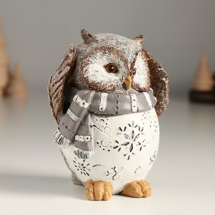 Сувенир полистоун "Филин в серо-белом шарфике" 8,5х7х10,5 см