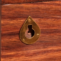 Ключница "Капитан" 18х9х31 см, дерево шишам Ключница "Капитан" 18х9х31 см, дерево шишам