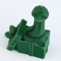 Новогодняя свеча интерьерная &laquo;Новый год: Змейка с подарком&raquo;, зелёная 77 х 61 х 35