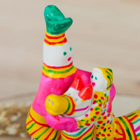 Филимоновская игрушка «Папа учит сына» Филимоновская игрушка «Папа учит сына»