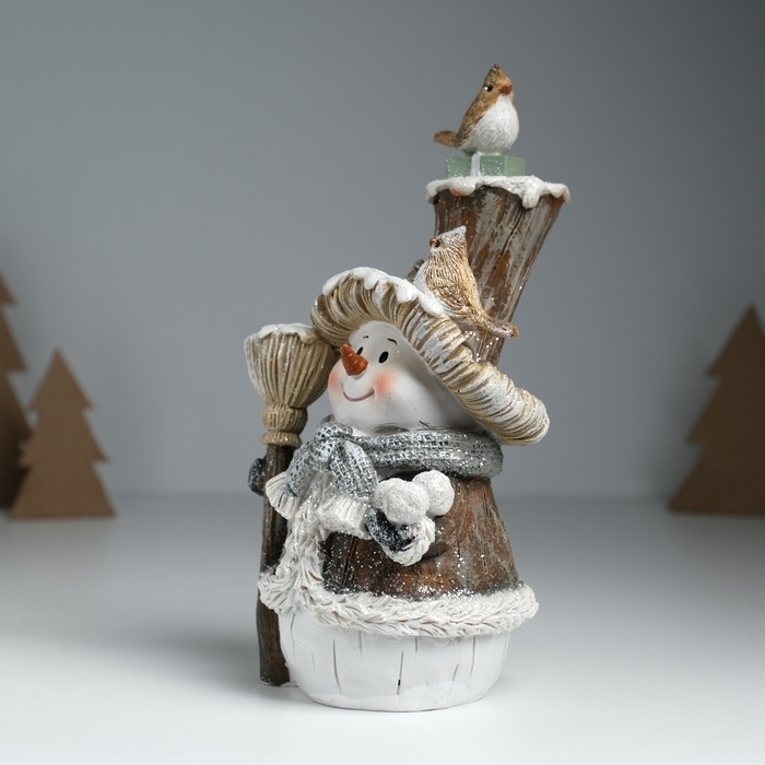 Сувенир полистоун "Снеговик с птичками на цилиндре, с метлой" беж 11х10х20,5 см