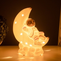 Настольная лампа "Космонавт" Е14 40Вт белый 11х20х25 см