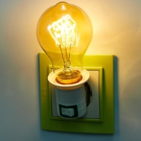 Светильник с выключателем в розетку Е27 40Вт белый 7х4,5х4,5 см Светильник с выключателем в розетку Е27 40Вт белый 7х4,5х4,5 см