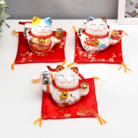 Копилка керамика "Манэки-нэко с колокольчиком, на коврике" МИКС 8х11х6,5 см Копилка керамика "Манэки-нэко с колокольчиком, на коврике" МИКС 8х11х6,5 см