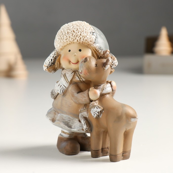 Сувенир полистоун "Малышка/Малыш в шапке-ушанке, с лосиком" беж МИКС 4х8х10,5 см
