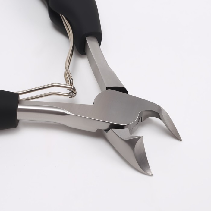 Кусачки педикюрные, с колпачком, с прорезиненными ручками, изогнутое лезвие, 12,5 см, длина лезвия - 15 мм, цвет чёрный/серебристый Кусачки педикюрные, с колпачком, с прорезиненными ручками, изогнутое лезвие, 12,5 см, длина лезвия - 15 мм, цвет чёрный/серебристый