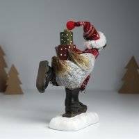 Сувенир полистоун "Гусь в колпаке, вязаном шарфе, на мини-лыжах, с подарками" 6,5х19,5х17 см   10325