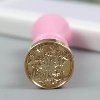 Печать для сургуча с пластиковой ручкой "Снежинки" 2,5х2,5 см Печать для сургуча с пластиковой ручкой "Снежинки" 2,5х2,5 см