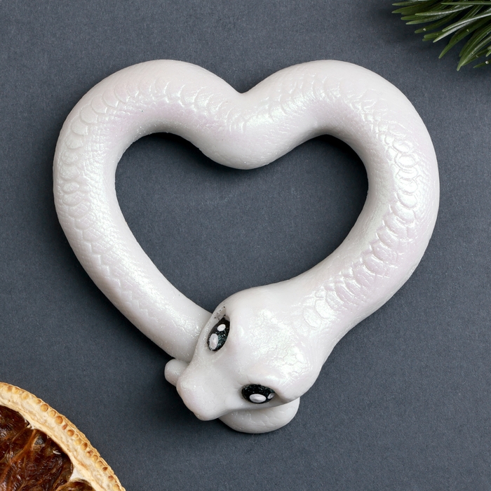 Новый год. Символ 2025. Фигурное мыло "Змея сердце" жемчужная