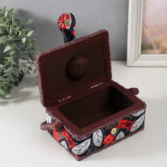 Шкатулка для рукоделия Шкатулка для рукоделия "Пуансеттия на чёрном" 18х12х9,5 см