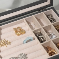 Подставка для украшений &laquo;Шкатулка&raquo;, флок, 7 полос, 20&times;15&times;5 см, цвет серо-бежевый