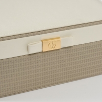 Шкатулка кожзам для украшений "Бантик" бело-серая 17х23,5х10 см