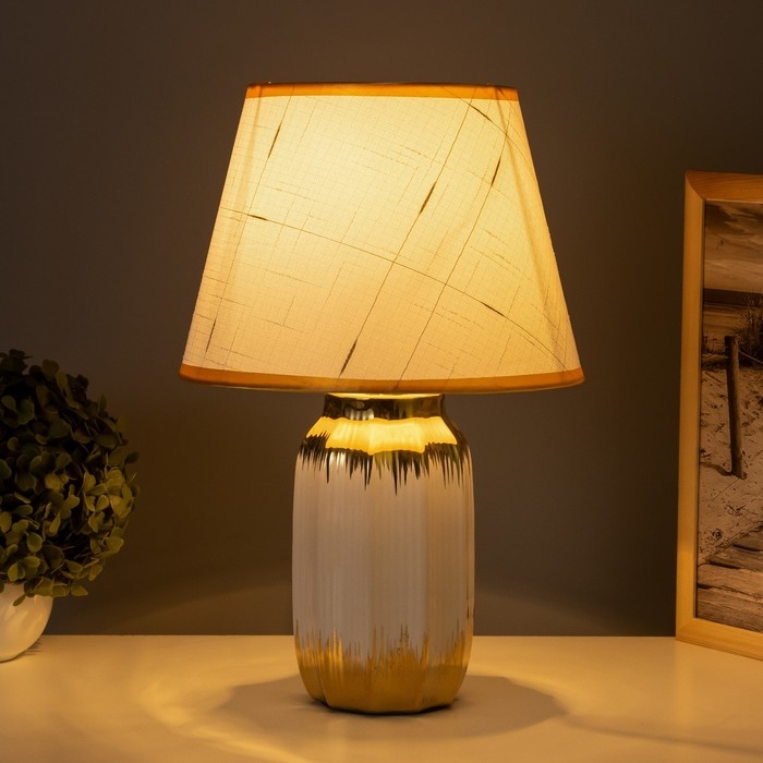 Лампа настольная Лампа настольная "Мартина" 1х40Вт Е14 белый/золото 24х24х40см