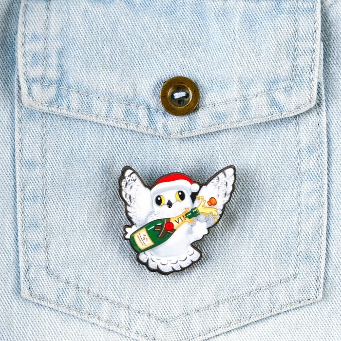 Значок новогодний закатной &laquo;Новый год: чирикать&raquo;, 5,6 см.